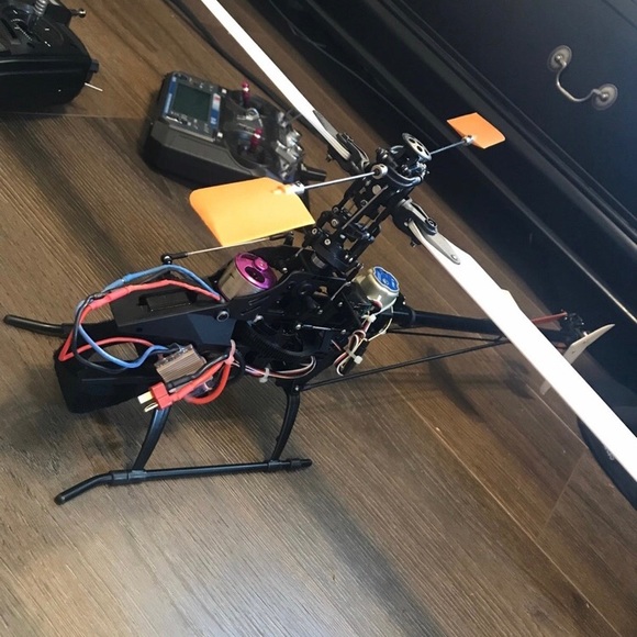 3 vintage Esky Cp belt rc helicopters (one is a V2) - Picture 4 of 12